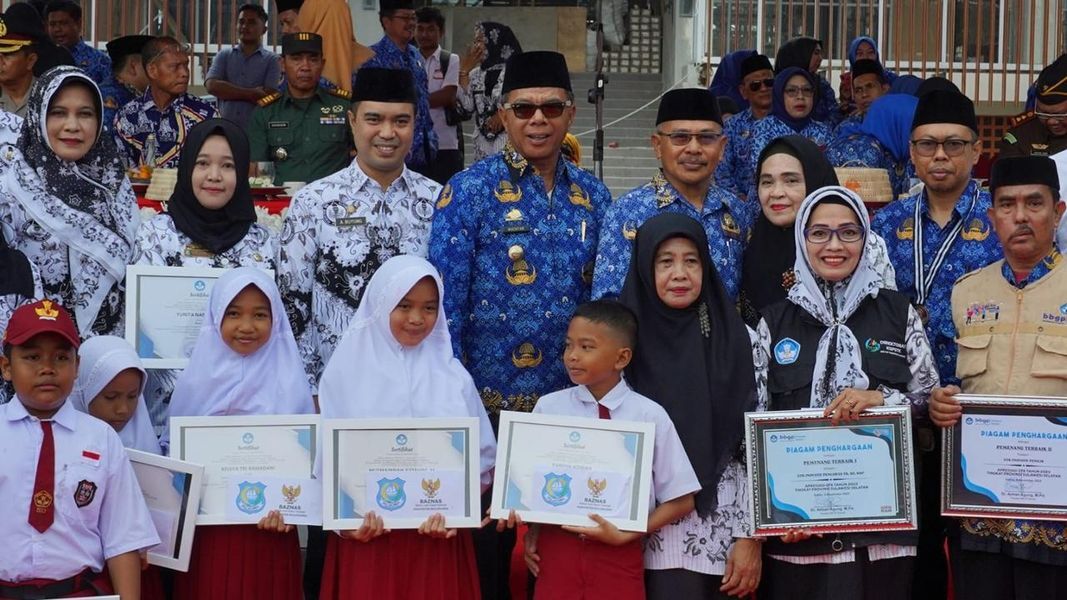 DISTRIBUSI -- Bupati Bulukumba Andi Muchtar Ali Yusuf foto bersama disela-sela kegiatan beberapa waktu lalu. Disdikbud Pemkab Bulukumba mulai mendistribusikan bantuan seragam gratis bagi siswa baru di tingkat SD dan SMP pada Senin (14/7) hari ini. 
