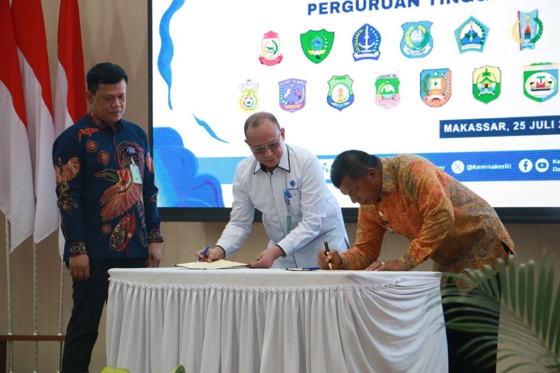 KERJASAMA -- Pemkab Bulukumba menjalin kerja sama strategis dengan BBPVP Kemenaker RI Wilayah Makassar ditandai penandatanganan nota kesepakatan bersama oleh Kepala BBPVP Makassar Laode Haji Polondu dengan Bupati Bulukumba Andi Muchtar Ali Yusuf di Aula Syekh Yusuf BBPVP Makassar, Jumat (25/7).

