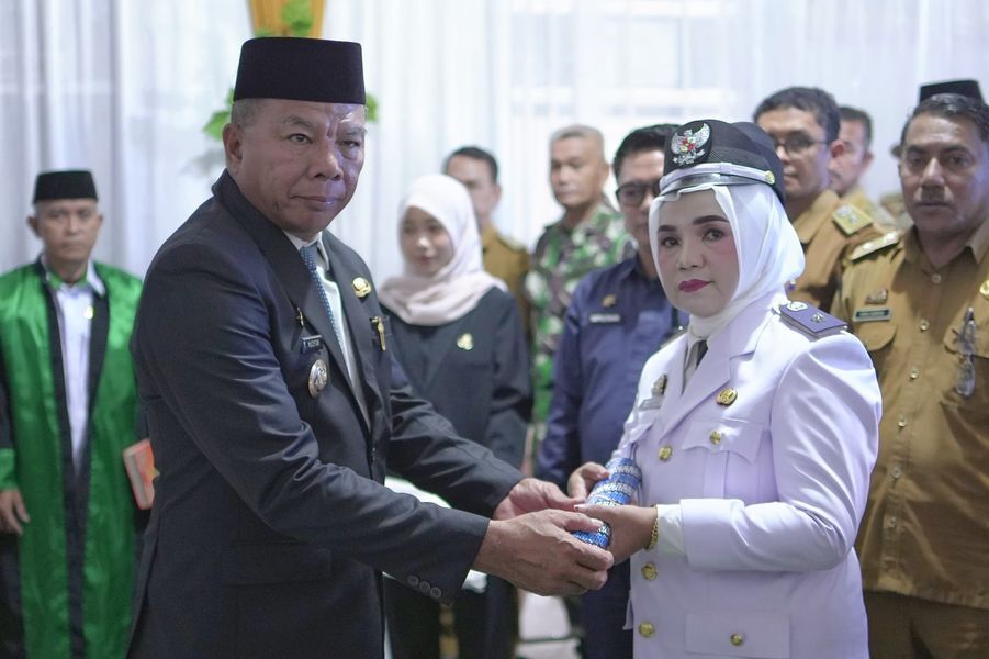 LANTIK -- Bupati Andi Utta melantik dan mengambil sumpah jabatan Kepala Desa Bontobulaeng, Sarsinah di Kantor Kades Bontobulaeng, Kecamatan Bontotiro, Selasa (15/7).
