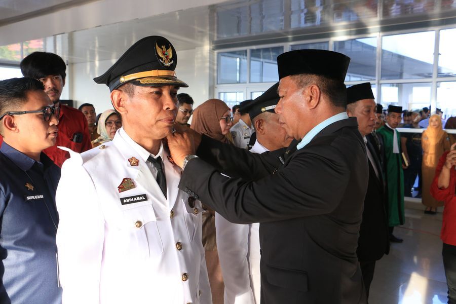 LANTIK -- Bupati Bulukumba Andi Muchtar Ali Yusuf melantik puluhan pejabat eselon III dan IV di Lantai 4 Gedung Pinisi Bulukumba, Senin (7/7).
