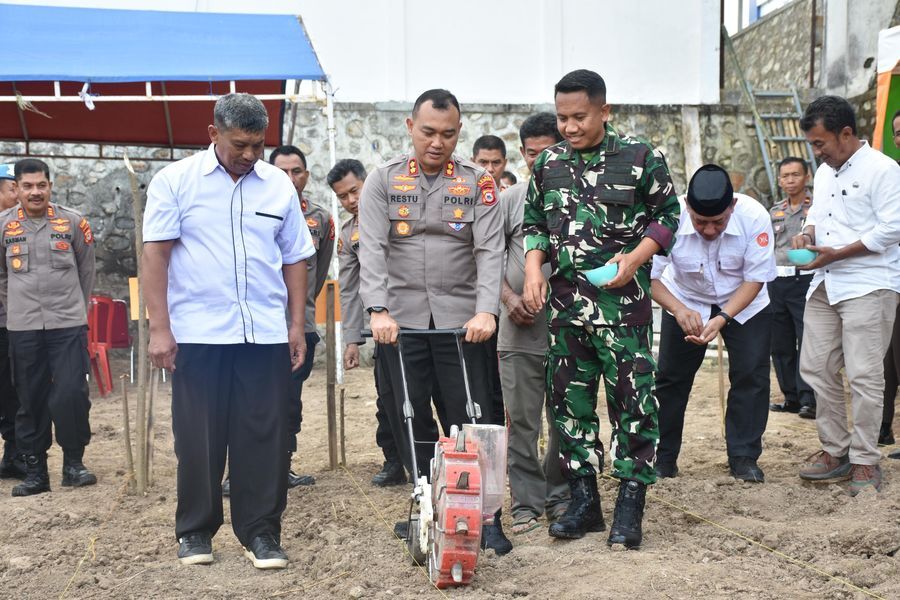 KETAHANAN PANGAN -- Polres Bulukumba menunjukkan komitmennya mendukung ketahanan pangan nasional melalui kegiatan penanaman jagung serentak kuartal-III di belakang Gedung Pelayanan BPKB Sat Lantas, Kabupaten Bulukumba baru-baru ini. 
