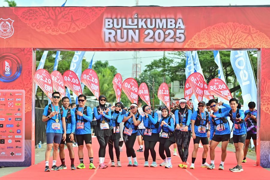 MERIAH -- Bulukumba Run 2025 yang digelar di Kawasan Wisata Pantai Merpati, Minggu (13/7). Kegiatan tersebut diikuti 2.000 peserta. 
