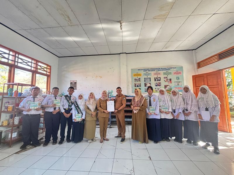 TEKEN -- UPT SPF SMPN 1 Bulukumba bersama DLHK Kabupaten Bulukumba melakukan penandatanganan Nota Kesepakatan atau MoU terkait Bank Sampah di Ruangan Bank Sampah UPT SPF SMPN 1 Bulukumba, Senin (21/7).
