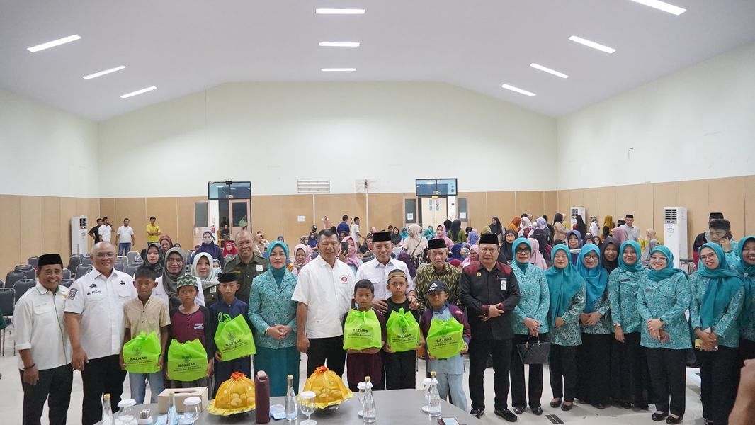 KHITANAN MASSAL -- Bupati Bulukumba Andi Muchtar Ali Yusuf saat menghadiri khitanan massal yang dipusatkan di RSUD H. Andi Sulthan Daeng Radja Bulukumba, Rabu (2/7).
