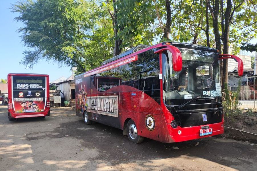 int
TAMBAH--Wali Kota Makassar, Munafri Arifuddin berencana menambah armada bus untuk anak sekolah.Langkah tersebut diambil mengingat kebutuhan akan moda transportasi bagi mereka masih sangat kurang.Tampak bus sekolah.
