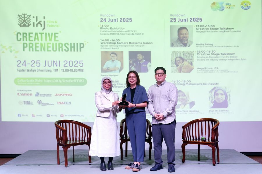 CINDERAMATA -- Kiri ke kanan: Rina Yanti Harahap, Dekan Fakultas Film dan Televisi Institut Kesenian Jakarta, Monica Aryasetiawan, Canon Business Unit Director PT Datascrip, dan Syailendra Kamdani, Head of Marketing Canon Business Unit PT Datascrip saat penyerahan cinderamata.
