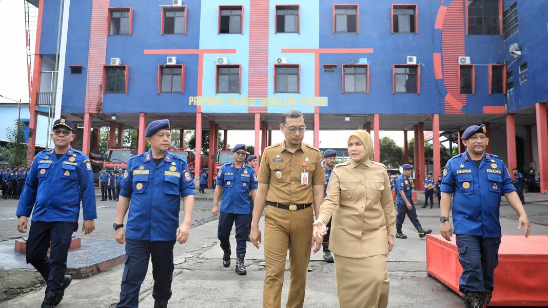 ist
DAMKAR--Wawali Kota Makassar, Aliyah Mustika Ilham didampingi Sekkot Makassar,  Andi Zulkifli Nanda menghadiri upacara Sertijab Kadis Pemadam Kebakaran Kota Makassar dari Hasanuddin ke Syamsul Bahri di Markas Komando Damkar Makassar, Jalan Kompleks PDAM, Selasa (15/7).
