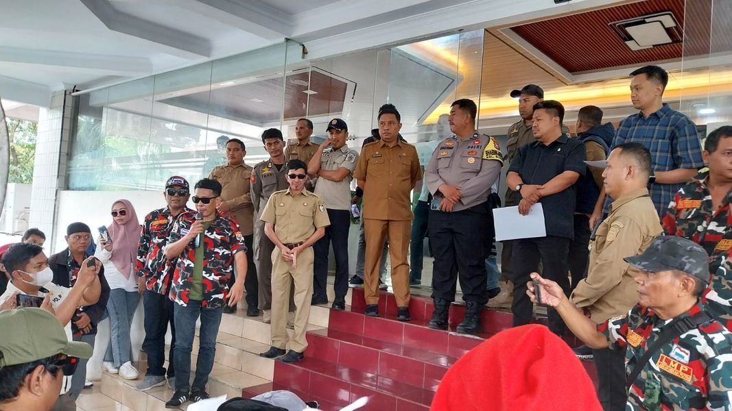 ist
MENERIMA--Ketua Komisi D DPRD Kota Makassar, Ari Ashari Ilham, menerima kedatangan dari Markas Daerah Laskar Merah Putih Sulsel yang melakukan aksi unjuk rasa mempertanyakan soal transparansi jalur afirmasi di SPMB, kemarin.