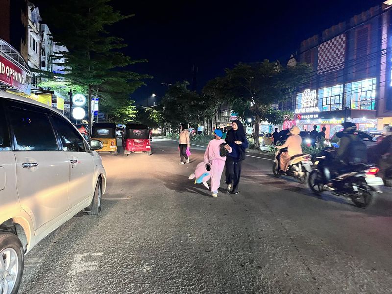 ist
TERTIBKAN--Personel Dinsos dan satpol PP BKO menggelar penertiban melalui giat penjangkauan terhadap manusia silver dan gepeng di sejumlah titik di Kota Makassar, Senin (30/6).