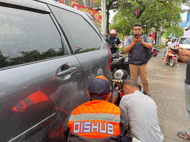 ist
POS--Dishub bersama PD Parkir Makassar Raya melakukan penataan dan penertiban parkir di area Jalan Boulevard, Rabu (2/7).Termasuk akan membangun pos permanen untuk memantau aktivitas parkir.Tampak personel Dishub melakukan penertiban kendaraan.
