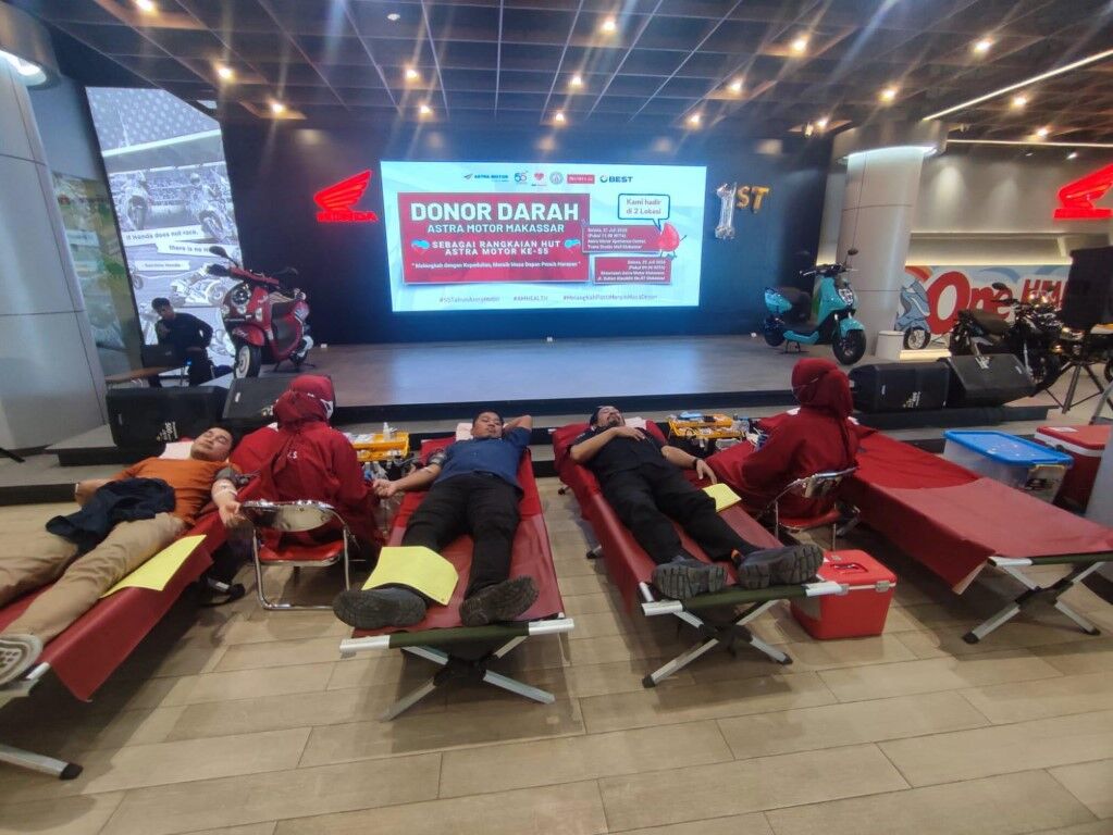 DONOR DARAH -- Para karyawan dan mitra kerja Asmo Sulsel saat mengikuti kegiatan donor darah yang digelar Asmo Sulsel dalam rangka turut memeriah HUT ke-55 Astra Motor.
