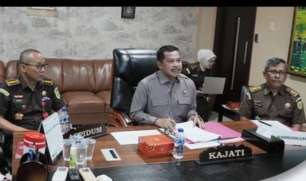 EKSPOSE -- Kajati Sulsel, Agus Salim (tengah) saat memimpin ekspose perkara RJ dari Kejari Luwu.

