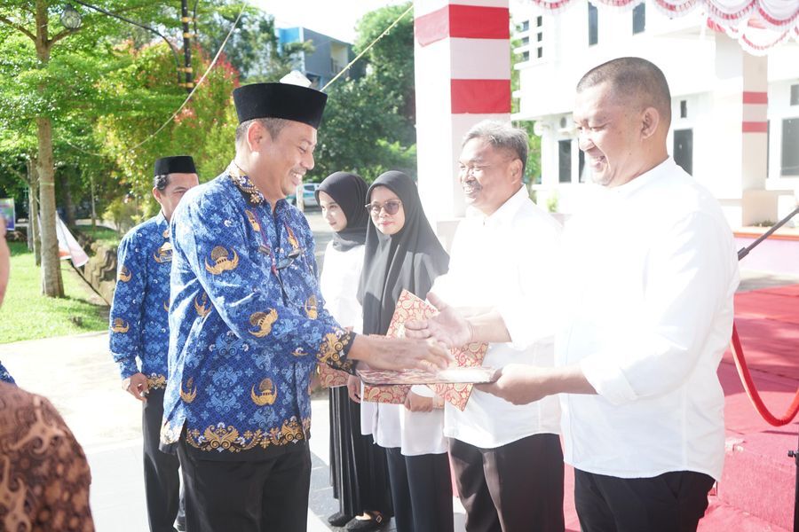 SERAHKAN SK -- Plt Sekkab Enrekang, Zulkarnain Kara memimpin apel gabungan peringatan Hari Kesadaran Nasional dirangkai peringatan Hari Koperasi Ke-78 Tahun 2025 sekaligus menyerahkan SK Badan Hukum Koperasi di halaman Kantor Bupati Enrekang, Kamis (17/7).
