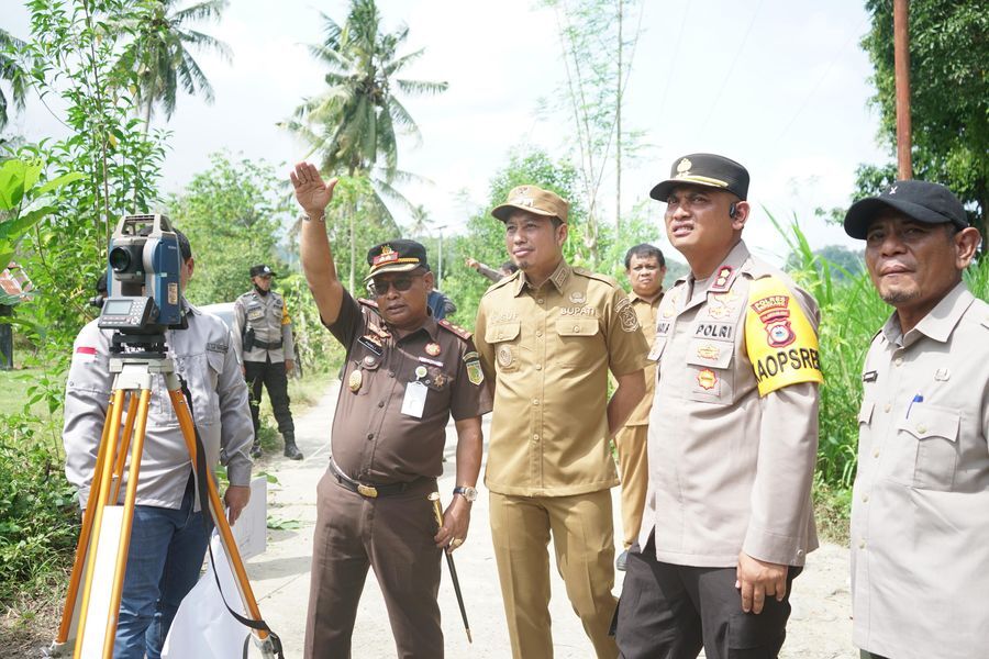 TINJAU -- Bupati Enrekang, Yusuf Ritangga saat meninjau Poros Cakke didampingi Kapolres Enrekang dan Kejari Enrekang Hari Budianto dan Padeli
