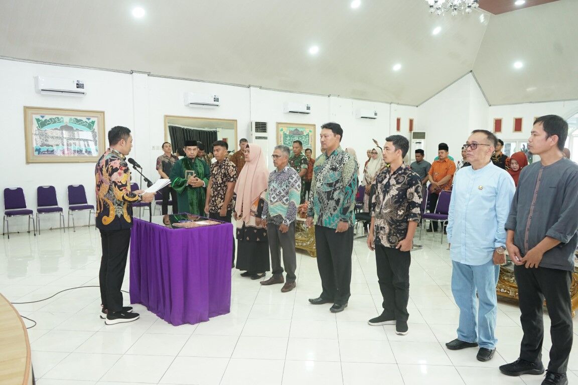LANTIK -- Bupati Enrekang H Muh Yusuf Ritangnga melantik lima Pj Kepala Desa yakni Pj Kades Desa Karueng, Pj Desa Pinang, Pj Kades Tallung Tondok, Pj Kades Bungin dan Pj Kades Mangkawani di Pendopo Rumah Jabatan Bupati, Jumat (25/7).
