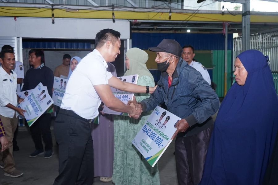 SERAHKAN -- Bupati Enrekang H Muh Yusuf Ritangnga menyerahkan santunan jaminan sosial ketenagakerjaan bagi pekerja yang dibiayai APBD Kabupaten Enrekang, Rabu (16/7). 
