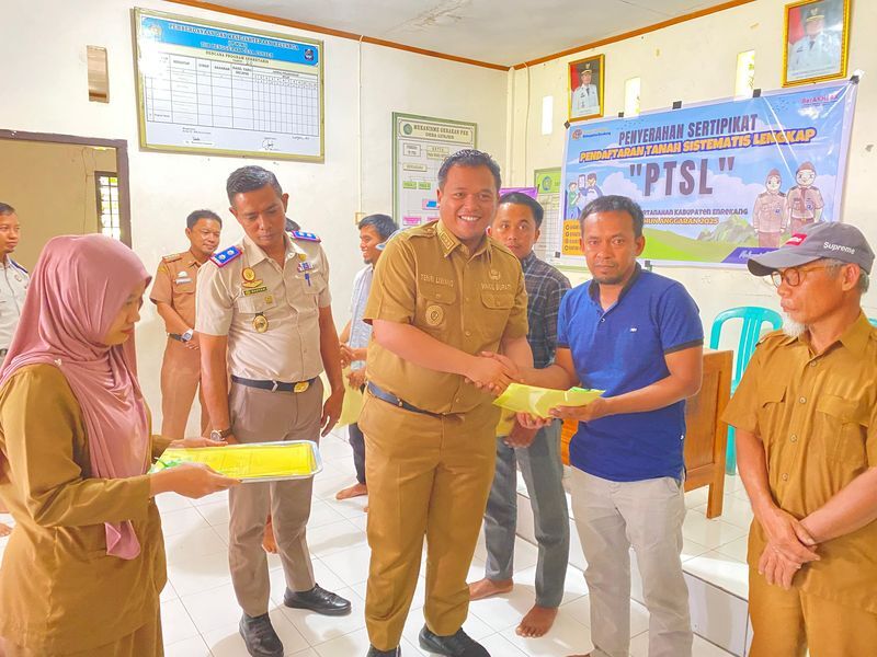 SERAHKAN -- Wabup Enrekang, Andi Tenri Liwang La Tinro saay menyerahkan 300 sertifikat bersama Kepala Kantor Pertanahan Kabupaten Enrekang, Bustam di Kecamatan Baraka dan Kecamatan Buntu Batu, Senin (21/7).