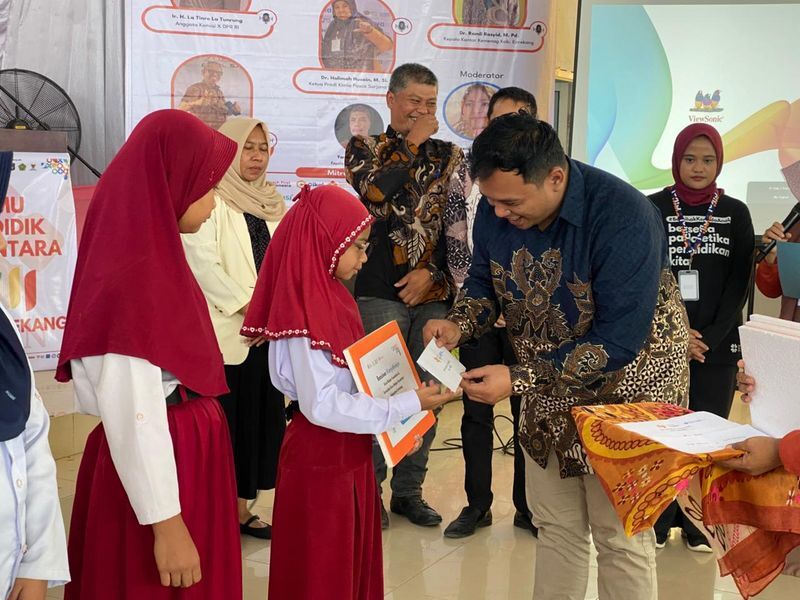 TEMU PENDIDIK -- Wakil Bupati Enrekang Andi Tenri Liwang saat membuka Temu Pendidik Nusantara XII di Gedung Halal Center, Enrekang digelar KGBN Kabupaten Enrekang, Sabtu (19/7).  