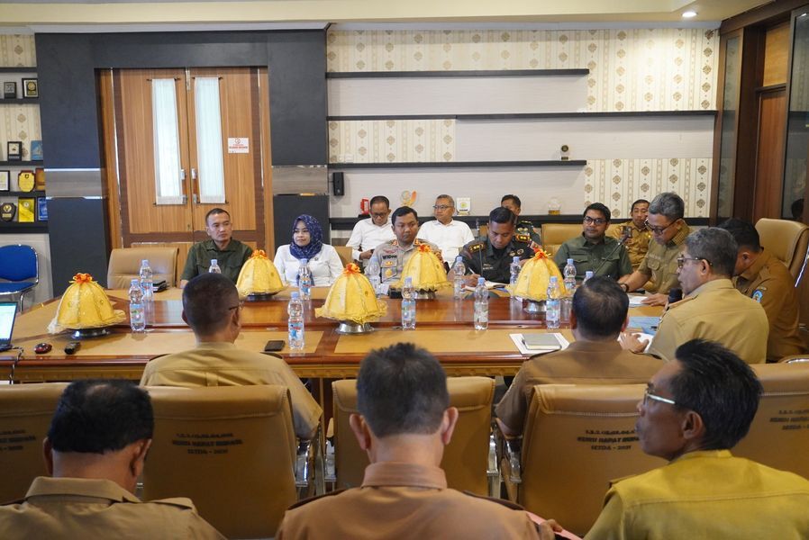 FORKOPIMDA -- Bupati Jeneponto, H Paris Yasir sedang memimpin rapat bersama jajaran Forkopimda terkait penanganan bencana yang terjadi di beberapa desa di Kecamatan Rumbia.
