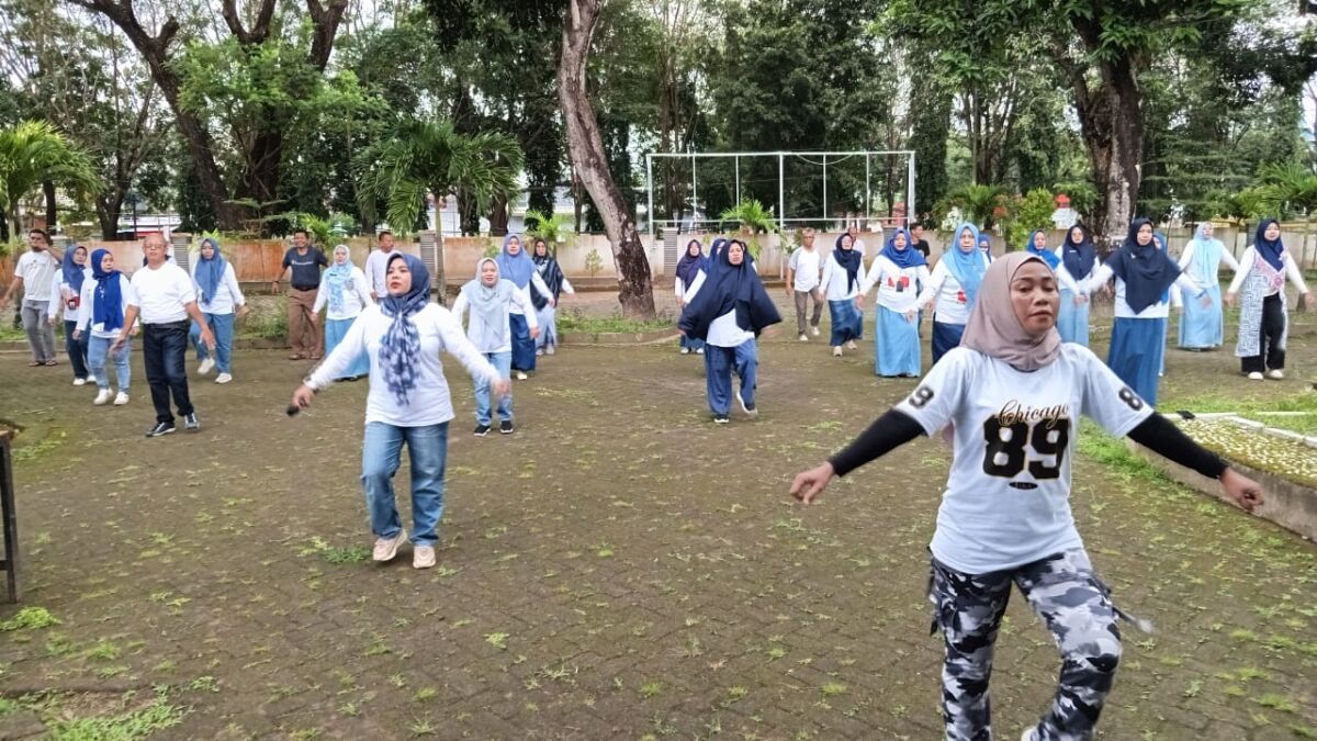 Senam kebugaran yang dilaksanakan di halaman Dinas Tanaman Pangan, Hortikultura, Perkebunan, dan Ketahanan Pangan Kabupaten Takalar.