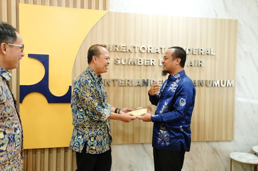 ist
IRIGASI--Gubernur Andi Sudirman melakukan kunker ke Kementerian PU di Jakarta.Ia diterima langsung oleh Direktur Jenderal Sumber Daya Air (SDA) Kementerian PUPR, Dwi Purwantoro.Gubernur menyampaikan kondisi jaringan irigasi di Sulsel saat ini cukup memprihatinkan.
