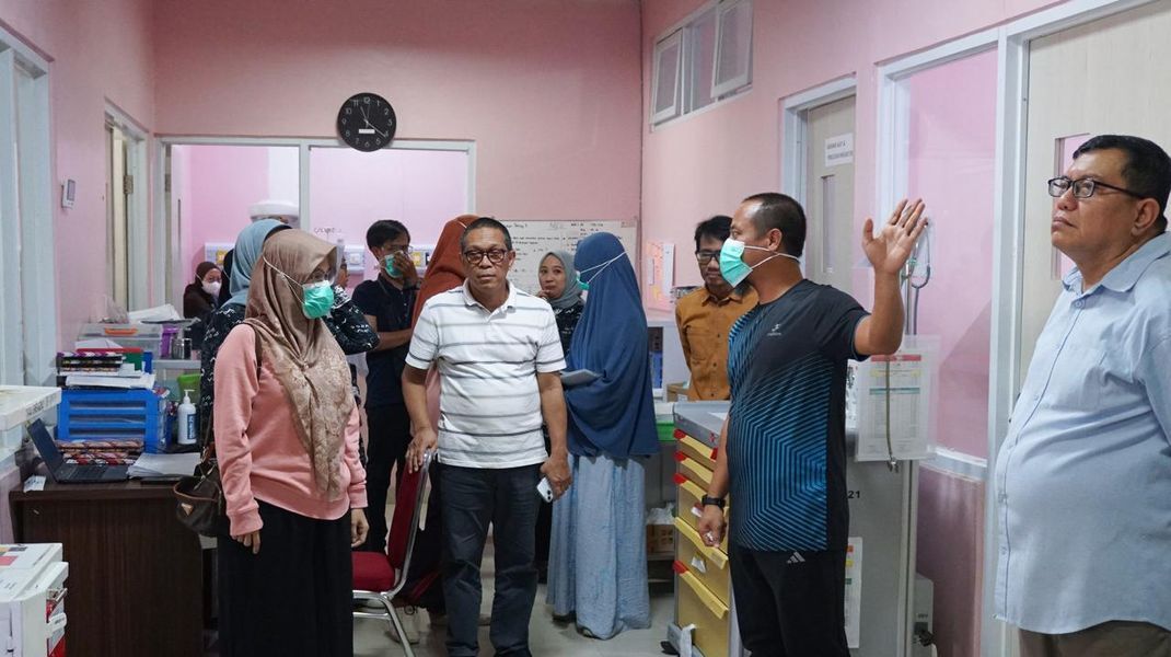 
ist
TINJAU--Gubernur Sulsel, Andi Sudirman Sulaiman, bersama tim ahli bidang kesehatan melakukan kunjungan ke RSUD Labuang Baji guna meninjau langsung kondisi terkini serta rencana pengembangan layanan dan infrastruktur rumah sakit. 
