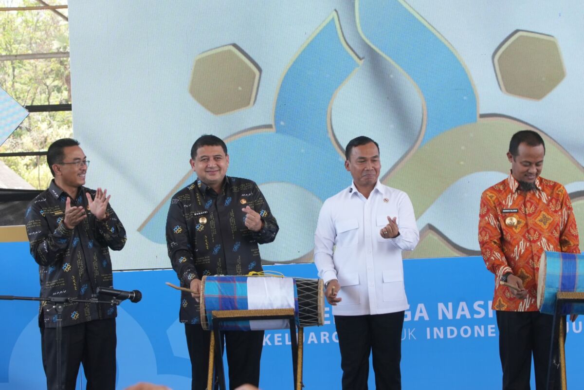 ist
HARGANAS--Wali Kota Makassar, Munafri Arifuddin (dua dari kiri), bersama Mendukbangga/KepalaBKKBN, Wihaji (tengah) dan Gubernur Sulsel, Andi Sudirman Sulaiman saat memukul gendang dibukanya acara Harganas yang dipusatkan di Lapangan Karebosi, Kota Makassar, Senin (28/7).
