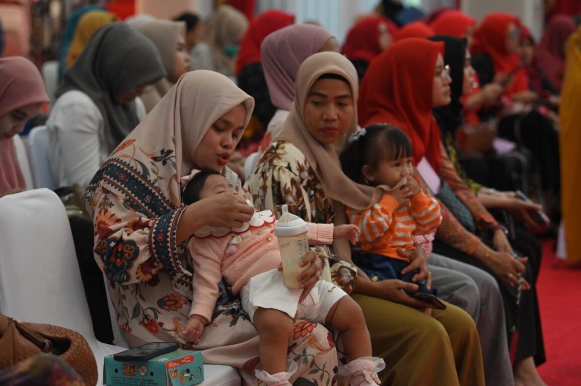 ist
HARI ANAK-- Salah seorang ibu sedang mengelus anaknya yang sedang tertidur pulas di Hari Anak Nasional ke-41.Di acara tersebut TP PKK Sulsel bersama IDAI menggelar Gerakan Membaca Buku Kesehatan Ibu dan Anak (KIA).
