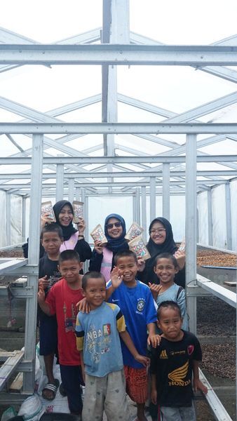 HILIRISASI -- Para Srikandi PLN Nusantara Power Unit Pembangkitan Bakaru foto bersama warga setempat di sela melakukan peninjauan program hilirisasi Kopi Letta yang berlokasi di Desa Letta, Kabupaten Pinrang.