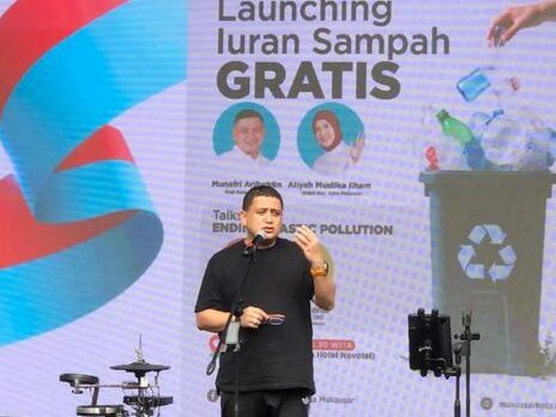 int
LUNCURKAN--Wali Kota Makassar, Munafri Arifuddin meluncurkan program iuran sampah gratis di kawasan car free day, depan Hotel Novotel, Jalan Jenderal Sudirman. 
