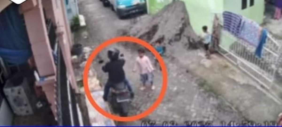 JAMBRET -- Pelaku jambret perhiasan anting anak di Perumnas Antang terekam CCTV di lokasi jambret. 
