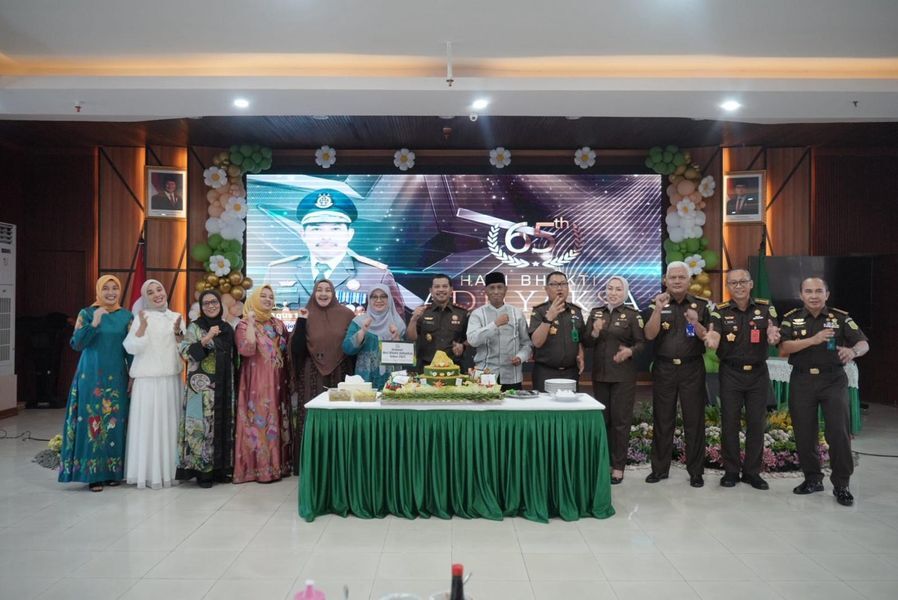 ist
SYUKURAN--Kejati Sulsel menggelar syukuran dalam rangka memperingati Hari Bhakti Adhyaksa (HBA) ke-65 tahun 2025, Selasa (22/7). 
