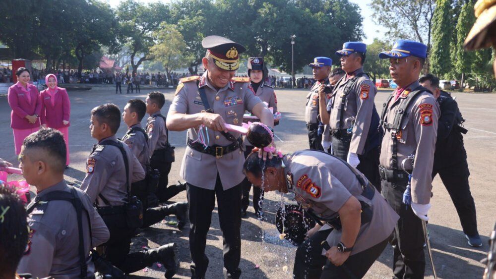 int
KAPOLDA--Kapolda Sulsel, Irjen Pol Rusdi Hartono, memimpin upacara pembukaan Pendidikan Pembentukan Bintara Polri Tahun Anggaran 2025 di Lapangan SPN Polda Sulsel, Rabu (30/07). 