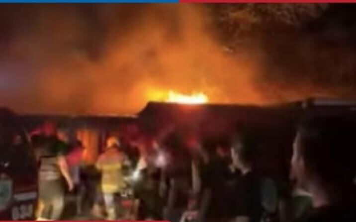 KEBAKARAN -- Tampak Posko Unit Jatarans Polrestabes Makassar di Jalan Inspeksi Kanal yang terbakar pada Rabu dinihari (30/7). 
