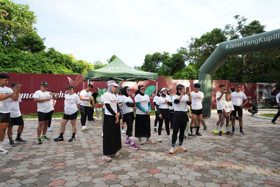 KOLABORASI -- Kolaborasi Bukit Baruga dan Juku Eja IndoRunners melakukan persiapan Baruga Sosial Run yang digelar di kawasan Baruga Driving Range Golf, kawasan Bukit Baruga Makassar.