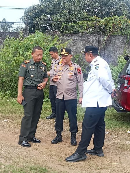 KOMUNIKASI -- Bupati Maros, Chaidir Syam (kanan), Dandim 1422/Maros, Letkol Arm Agung Yuhono (kiri) dan Kapolres Maros, AKBP Douglas Mahendrajaya (tengah) berkomunikasi sebelum melakukan patroli udara.