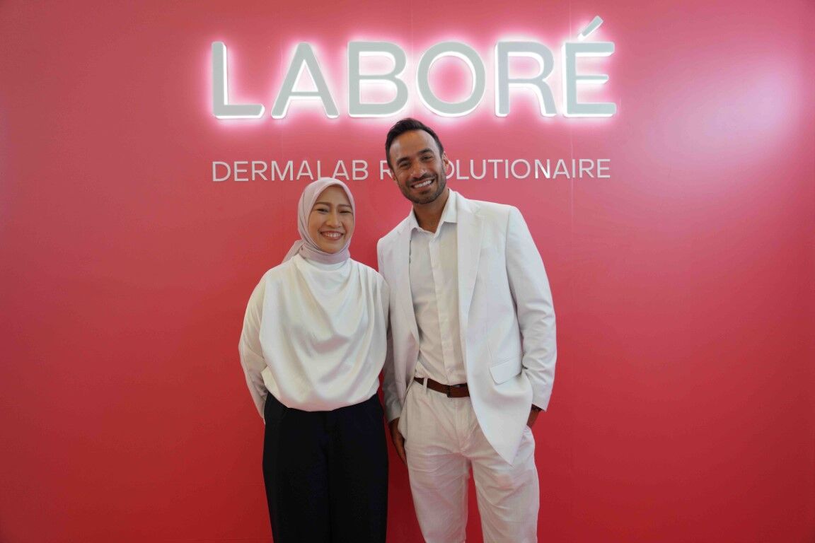 LABORE -- dr. Sari Chairunnisa, Founder LABORÉ and Dermatologist dan dr. Luke Maxfield, LABORÉ Dermatologist Global Council pada peluncuran Labore LactoNADB3.
