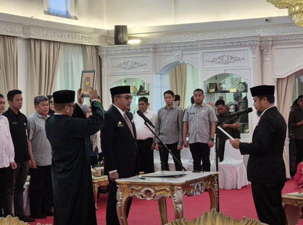ist
DILANTIK--Erwin Sodding dilantik sebagai Kabiro Kesra Setda Sulsel oleh Gubernur Sulsel, Andi Sudirman Sulaiman di Rujab Gubernur Sulsel, Selasa (29/7).Erwin juga diamanahkan Plt Kepala BKD Sulsel.
