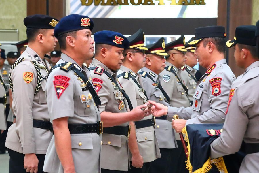 ist
LANTIK--Kapolda Sulsel, Irjen Pol Rusdi Hartono memimpin Sertijab dan Pelantikan Pejabat Utama serta Kapolres Jajaran Polda Sulsel di Aula Mappaodang Mapolda Sulsel, Selasa (8/7).
