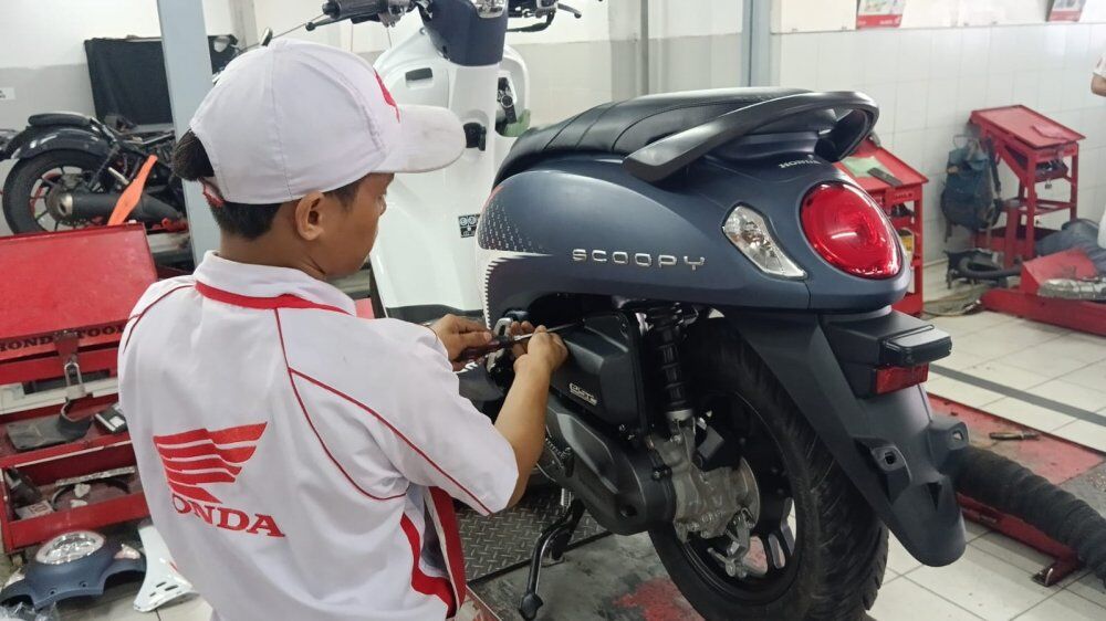 LAYANAN PURNAJUAL -- Tim teknisi dari Astra Motor Sulsel sedang memberikan layanan purnajual kepada konsumen setia sepeda motor Honda.
