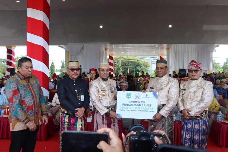 HARI JADI -- Pemkab Luwu menggelar upacara peringatan Hari Jadi Kabupaten Luwu ke-66 tahun di Lapangan Opu Daeng Risaju, Belopa, Jumat (4/7).  Gubernur Sulsel H  Andi Sudirman Sulaiman menerahkan CSR satu unit dump truck sampah kepada Bupati Luwu.  

