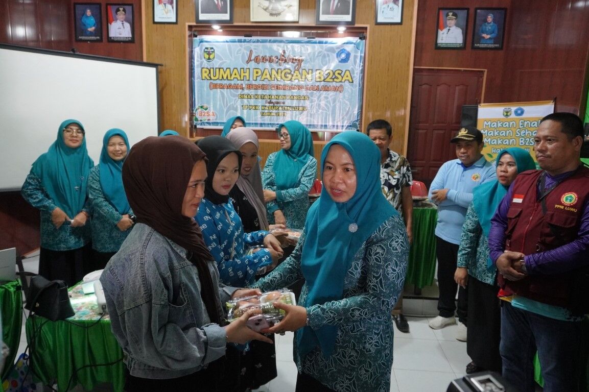 LAUNCHING -- Ketua TP-PKK Kabupaten Luwu, Hj Kurniah Patahudding melaunching Rumah Pangan Beragam, Bergizi, Seimbang dan Aman (B2SA) di Kantor Desa Komba Kecamatan Larompong, Jumat (25/7).