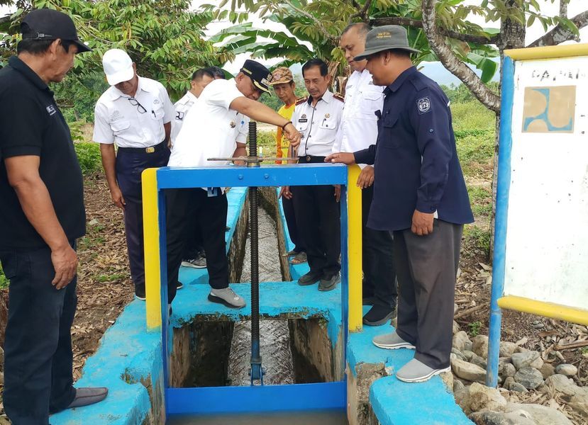 SEKUNDER -- Bupati Luwu H Patahudding bergerak cepat membuka pintu air saluran sekunder Padang-padang Daerah Irigasi Tomatoppe Desa Kurusumanga Kecamatan Belopa, Rabu (9/7). 
