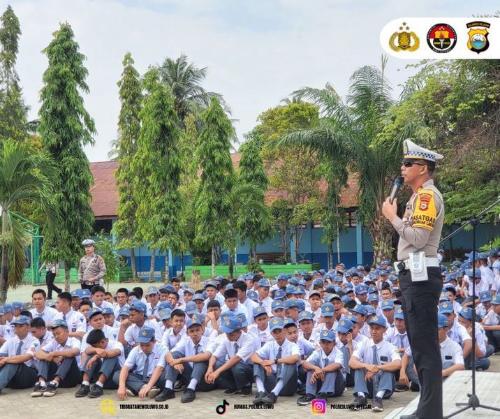 GENCAR -- Kasat Lantas Polres Luwu, AKP Sarifuddin melaksanakan program Police Goes to School di SMAN 1 Luwu dengan melibatkan 1.179 siswa, 73 guru dan staf sekolah, Senin (21/7). 
