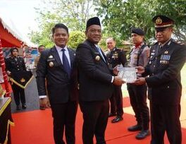 UPACARA -- Bupati Luwu, H Patahudding dan Wabup Luwu, Muh Dhevy Bijak Pawindu menghadiri upacara peringatan Hari Bhayangkara ke-79 Tahun 2025 di Mapolres Luwu,  Selasa (1/7). 