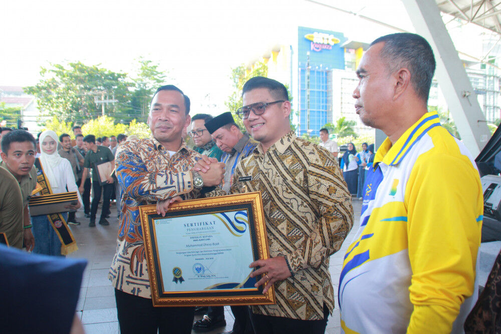 PENGHARGAAN -- Bupati Luwu, Patahudding menerima penghargaan Menteri Kependudukan dan Pembangunan Keluarga/Kepala BKKBN, Wihaji atas dukungan dan komitmen dalam pengimplementasian Program Quick Wins Kemendukbangga/BKKBN disela-sela peringatan Harganas ke-32 Tingkat Provinsi Sulsel di Lapangan Karebosi, Makassar, Minggu (27/7).  
