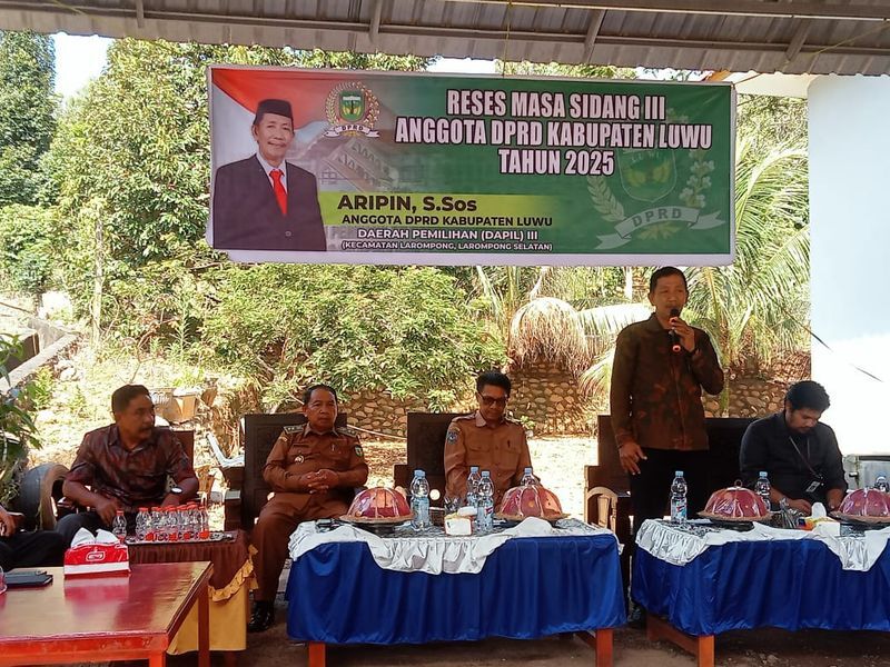RESES -- Anggota DPRD Kabupaten Luwu melakukan penyerapan aspirasi atau reses tahap III Tahun 2025 di Desa Rante Alang Kecamatan Larompong Selasa. (8/7)
