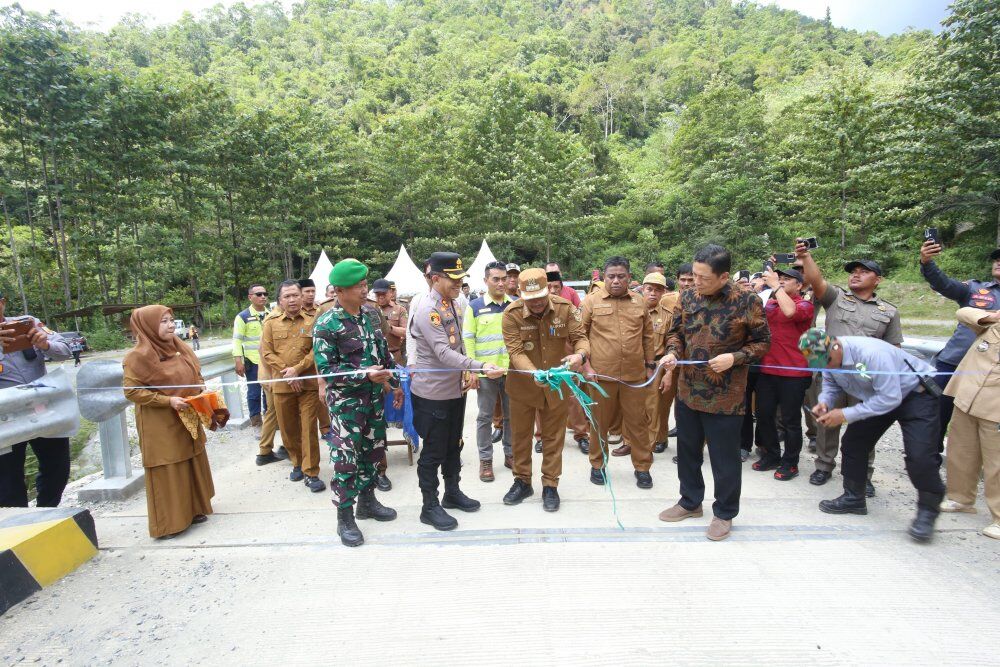 RESMIKAN -- Bupati Luwu H Patahudding didampingi Kapolres Luwu, AKBP Adnan Pandibu, Direktur Utama PT MDA Trisakti Simorangkir meresmikan pemanfaatan dua unit jembatan dengan struktur baja beton di dua desa Kecamatan Latimojong, Rabu (30/7).
