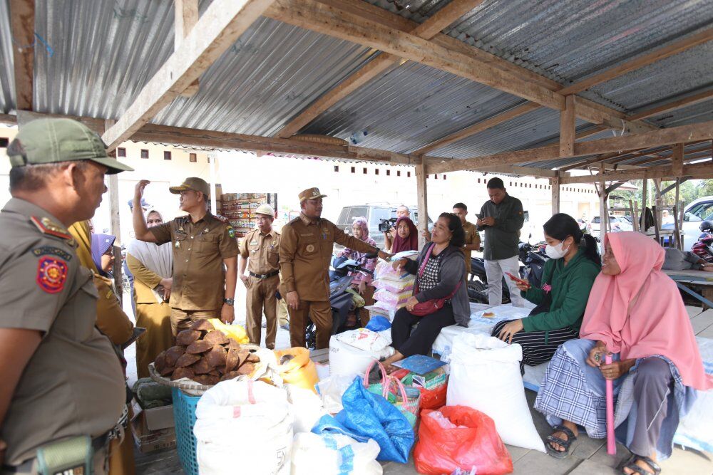SIDAK -- Bupati Luwu H Patahudding melakukan Sidak di Pasar Tradisional Kamanre dalam rangka menjaga stabilitas harga kebutuhan pokok, Senin (28/7)  
