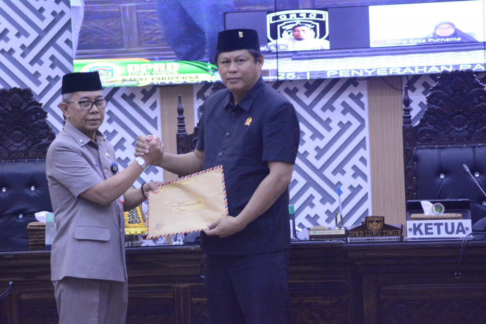 SERAHKAN -- Sekkab Lutim H Bahri Suli salam komando dengan Ketua DPRD Lutim usai menyerahkan Ranperda perubahan APBD 2025 di Gedung DPRD, Senin (28/7).
